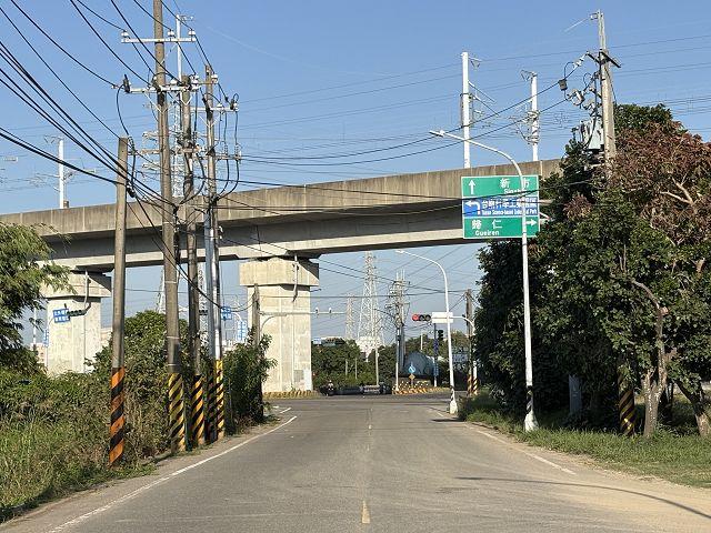 永康高鐵便道旁一般農